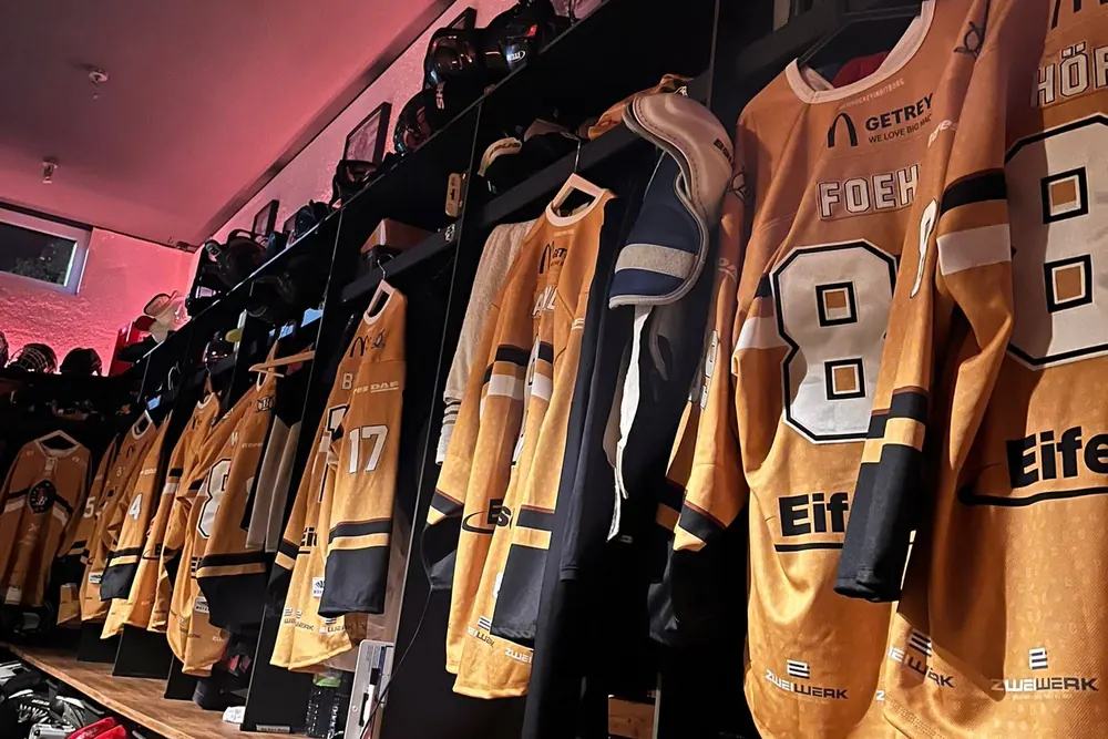 Jerseys with partner logos in the Bären locker room