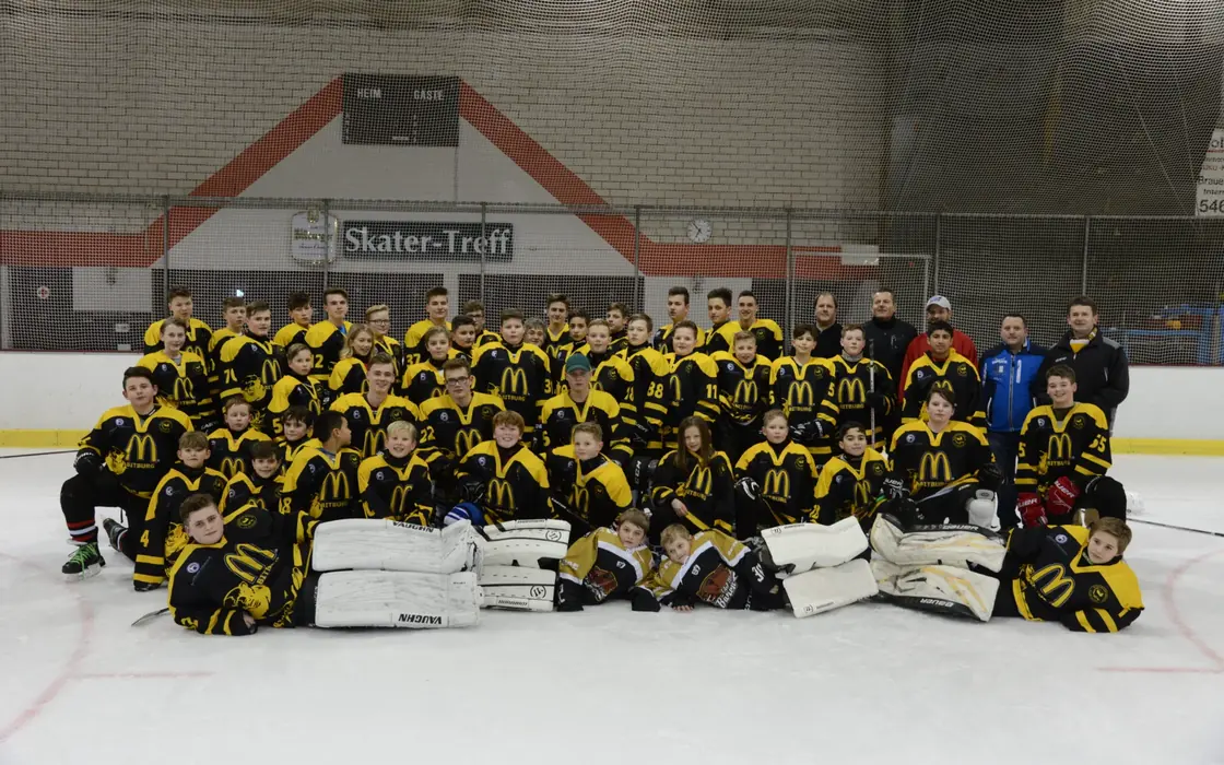 Team photo of the Eifel-Mosel Jungbären on the ice
